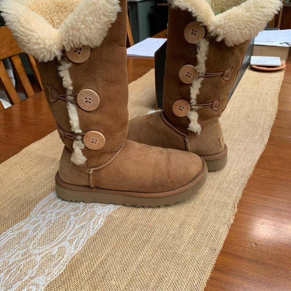 Ugg Bailey Button Boots Size 6 - Picture 3 of 15